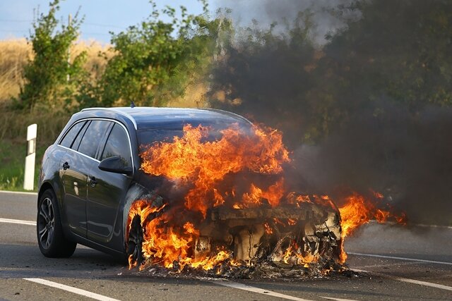 Fahrzeugbrand auf der A4: Opel in Flammen - 