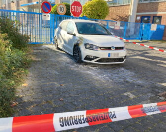Fahrzeugbrand in Chemnitz: Zeugen verhindern Schlimmeres - 