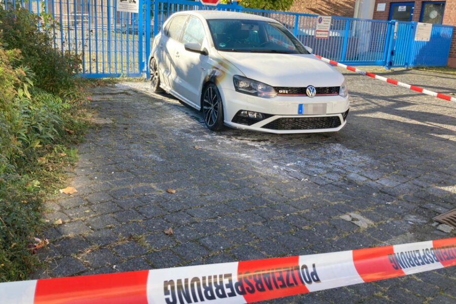 Fahrzeugbrand in Chemnitz: Zeugen verhindern Schlimmeres - 
