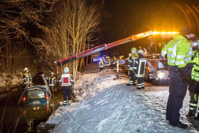Fahrzeuge geraten bei Eisglätte ins Schleudern - Renault landet im Teich - 