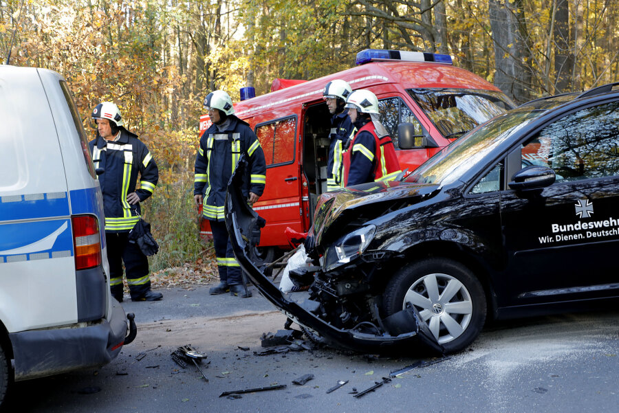 Fahrzeuge von Bundeswehr und Bundespolizei an Unfall auf B169 beteiligt - 