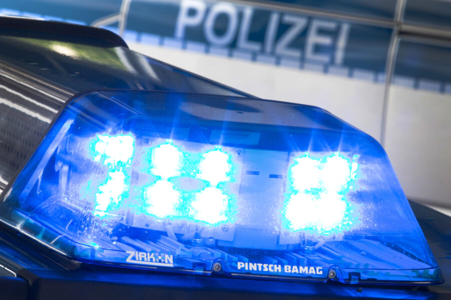 Fahrzeugfahrer beschädigt Schrankenanlage in Pöhl und flüchtet - 