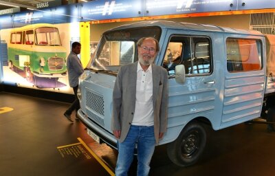 Fahrzeuggeschichte der Region im Fokus - Jürgen Rehm, der Vorsitzende des Fördervereins Fahrzeugmuseum, steht vor dem Prototyp des Barkas 1100. Wie viele andere Framo- und Barkas-Modelle ist das Fahrzeug im Museum Zeit-Werk-Stadt zu sehen. 