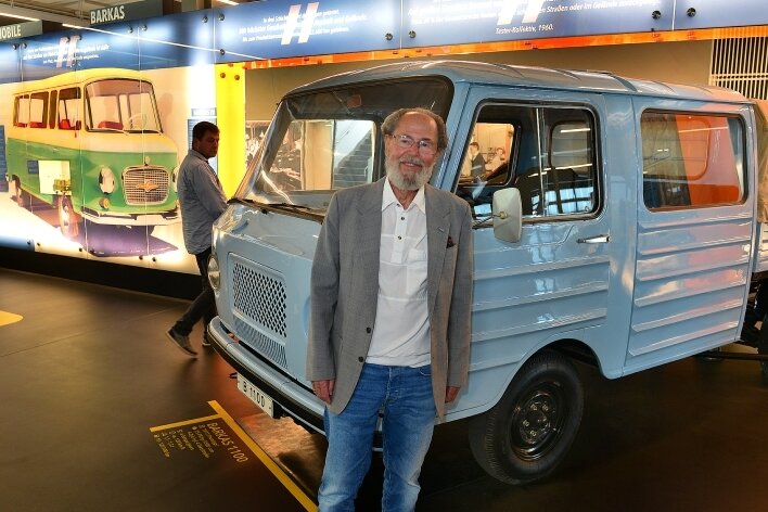 Fahrzeuggeschichte der Region im Fokus - Jürgen Rehm, der Vorsitzende des Fördervereins Fahrzeugmuseum, steht vor dem Prototyp des Barkas 1100. Wie viele andere Framo- und Barkas-Modelle ist das Fahrzeug im Museum Zeit-Werk-Stadt zu sehen. 