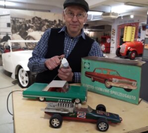 Fahrzeugmuseum sucht Spielzeug aus DDR-Zeiten - Museumsleiter Dirk Schmerschneider mit Exponaten für die neue Sonderausstellung.