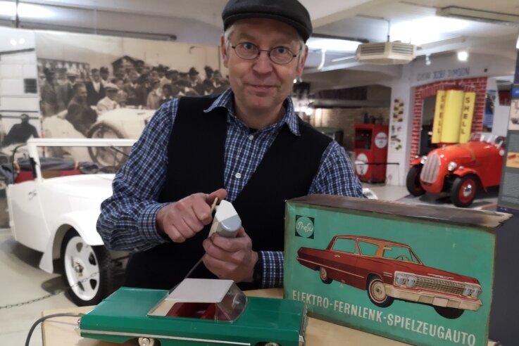 Fahrzeugmuseum sucht Spielzeug aus DDR-Zeiten - Museumsleiter Dirk Schmerschneider mit Exponaten für die neue Sonderausstellung.