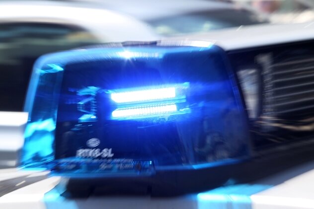 Fahrzeugteile eines VW Caravelle in Remse gestohlen - Ein Blaulicht auf dem Dach eines Polizeiwagens. (Archivbild).