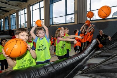 Fair Play zahlt sich aus: Besonderes Sportfest in Falkensteiner Grundschule - Welche Schüler werfen die Basketbälle beim „Trixitt Schulsport-Event“ am weitesten?