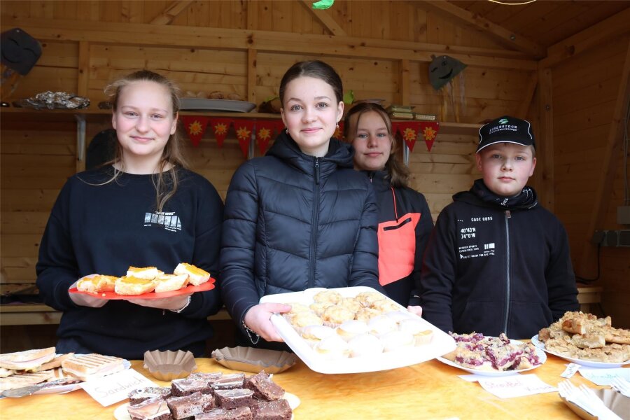 Faires Frühlingsfest in Eibenstock mit Kuchen, Saatgut und Trommel-Klängen - Finja (13), Samira (14), Laura (13) und Lenny (11, v.l.) verkauften beim Frühlingsfest in Eibenstock selbst gebackenen Kuchen.