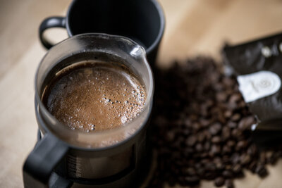 Faktencheck Kaffee: Schönheitsmittel, Gartendünger oder Umweltsünder? - Frisch gebrühter Kaffee wird in einer French Press zubereitet. Kaffee ist der Deutschen liebstes Getränk - der Pro-Kopf-Verbrauch lag 2020 bei durchschnittlich 168 Liter. 