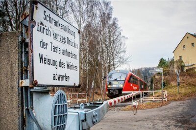 Falkenau: Die letzte Schranke mit Klingelknopf verschwindet - Die letzte Anruf-Schranke im Netz der Erzgebirgsbahn wird voraussichtlich im nächsten Jahr durch einen Fußwegübergang ersetzt. 