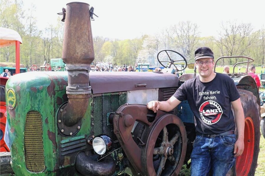 Falkenau: Warum Traktorenfans einen König brauchen - Andre Witte, hier vor seinem Lanz-Bulldog, zählte zu den Mitveranstaltern des Traktorentreffen. 