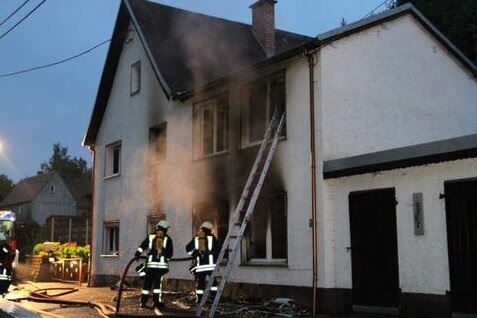 Falkenberg: Betroffene von Blitzschlag erhalten Hilfe - Vermutlich wegen eines Blitzeinschlags geriet dieses Haus am Rosental in Falkenberg am Sonntagmorgen in Brand.