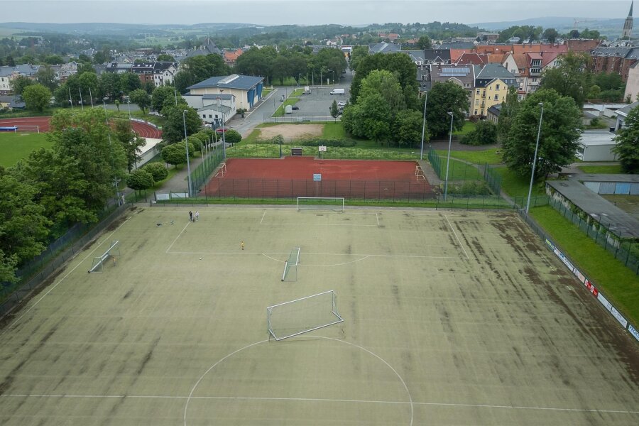 Falkenstein bekommt neue Tennisfelder - Zwischen Stadion und Naturbad in Falkenstein entsteht eine neue Tennisanlage.