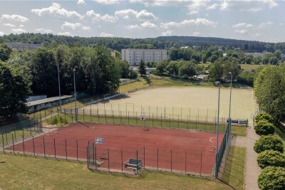 Falkenstein bringt Sport- und Freizeitpark auf Vordermann - Zum Sport- und Freizeitpark Falkenstein gehören auch ein Allwetter- und ein Kunstrasenplatz. Diesen Bereich will die Stadt umgestalten und erneuern. Dazu sollen die Tennisplätze dorthin verlegt werden.