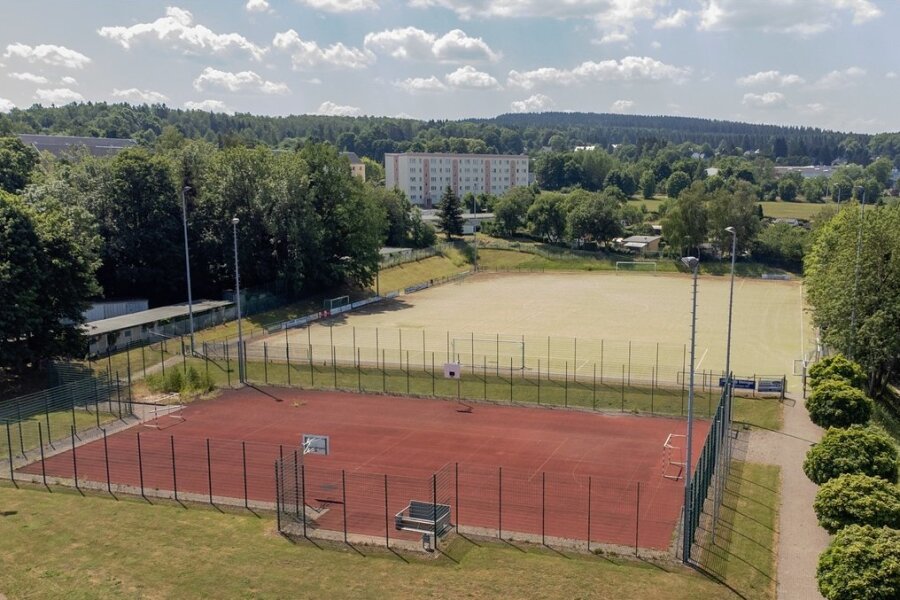 Zum Sport- und Freizeitpark Falkenstein gehören auch ein Allwetter- und ein Kunstrasenplatz. Diesen Bereich will die Stadt umgestalten und erneuern. Dazu sollen die Tennisplätze dorthin verlegt werden.