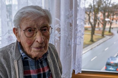 Falkenstein: Der Hundertjährige, der vom Pizzadienst angefahren wurde - Werner Schönfelder ist am 27. Oktober 100 Jahre alt geworden. Weil ihn vor einer Woche ein Pizzabote beim Rückwärtsfahren zu Fall brachte, ist er derzeit vor allem an den Beinen und im Gesicht verletzt.