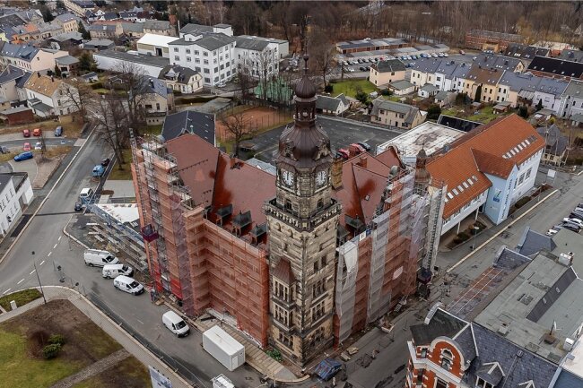 Das Falkensteiner Rathaus soll noch bis zum Sommer eine Baustelle sein. 