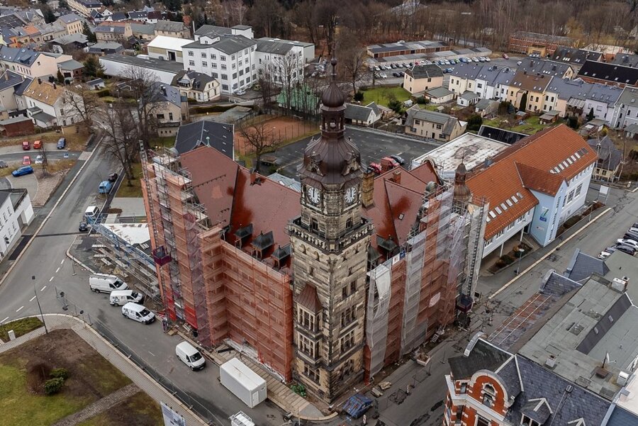 Falkenstein: Fenster kosten 28.000 Euro mehr - Das Falkensteiner Rathaus soll noch bis zum Sommer eine Baustelle sein. 