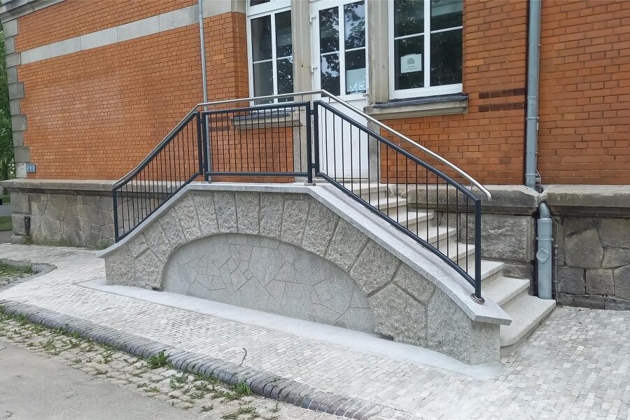 Falkenstein: Fluchttreppe der Trützschler-Oberschule nach Sanierung wieder sicher - Seit Kurzem erstrahlt die Nebeneingangstreppe an der Trützschler-Oberschule in neuem Glanz.