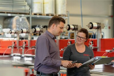 Falkenstein: Junger Textilspezialist Embro wächst an altem Falgard-Standort - TFP-Betriebsleiter Steven Müller und Mandy Böhm, stellvertretende Produktionsleiterin, bei der Qualitätskontrolle an einer Elektroden-Stickmaschine. 