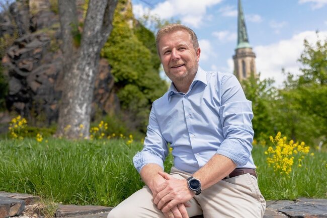 Marco Siegemund (50, CDU) ist seit 2015 Bürgermeister von Falkenstein und möchte dies auch gerne bleiben. Die Chancen dafür stehen gut, da sein Name am 12. Juni als einziger auf dem Stimmzettel steht. Die Aufwertung des Areals am Schlossfelsen (links im Bild) zählt zu seinen Zielen für die zweite Amtszeit. 
