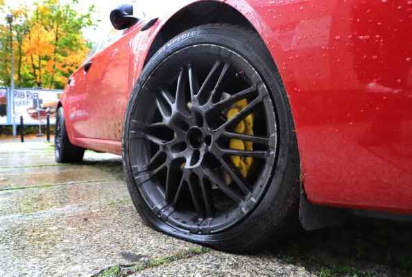 Falkenstein: Reifen an zwei Autos zerstochen - 
