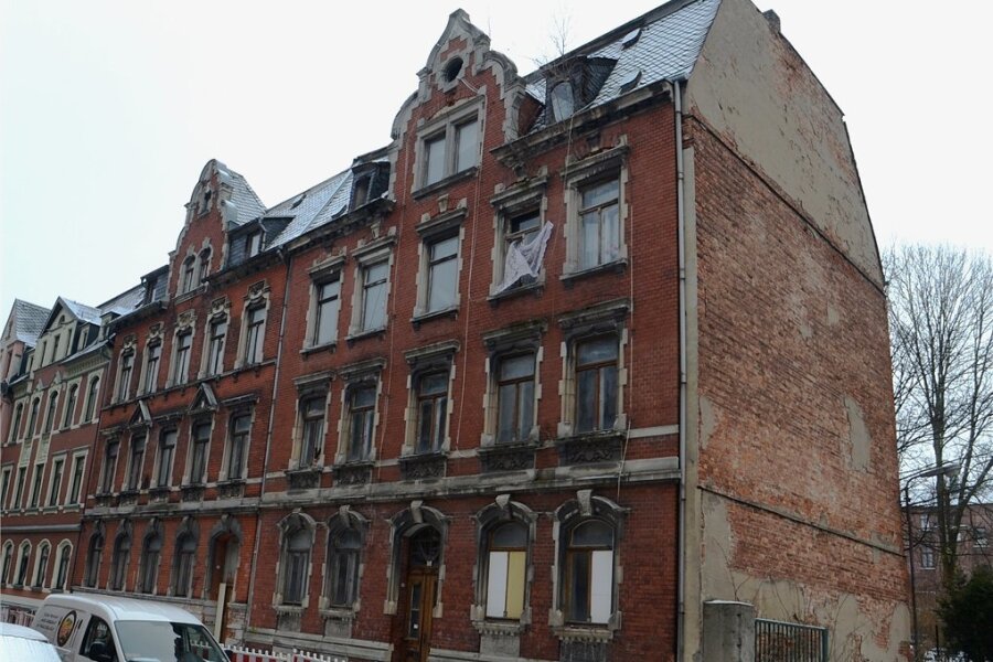 Falkenstein reißt das nächste verfallene Haus ab - Das Haus Pestalozzistraße 25 steht seit langem leer und ist vom Einsturz bedroht. Der Stadtrat hat die Weichen für den Abbruch gestellt. 