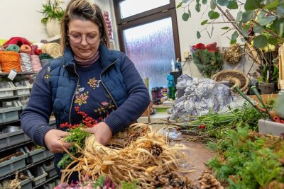 Falkensteiner Gewerketag füllt die Lücke zur Adventszeit - Anja Ebert, Inhaberin des Geschäfts Natürlich Grünzeug, beim Stecken eines Weihnachtskranzes.