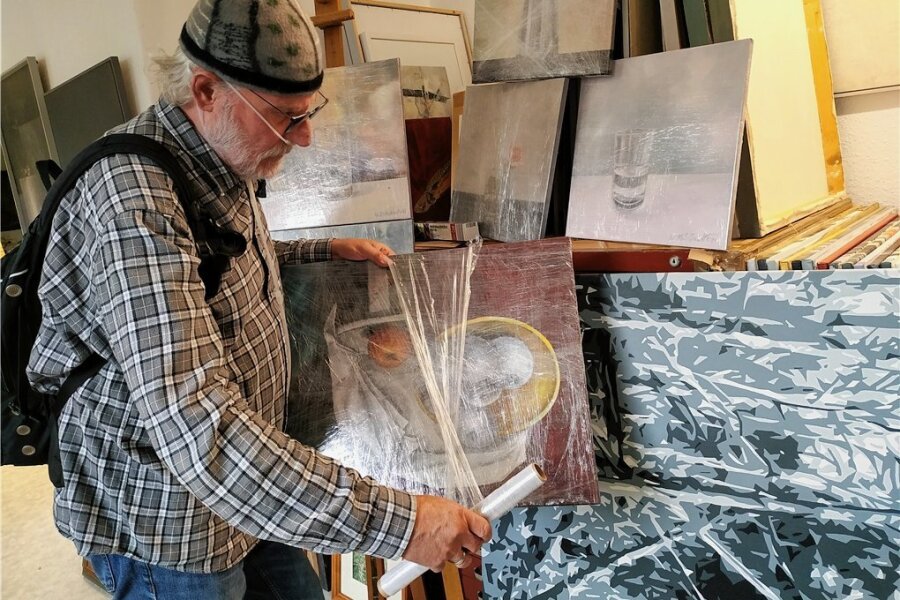 Falkensteiner Künstler kritisiert mit verhüllten Bildern die Aktionen radikaler Klimaschützer - Künstler Wolfgang Blechschmidt aus Falkenstein hat ein Zeichen in Folie gesetzt: Er verhüllt seine Werke und spielt damit auf die Attacken von Umweltaktivisten auf Kunstwerke an.