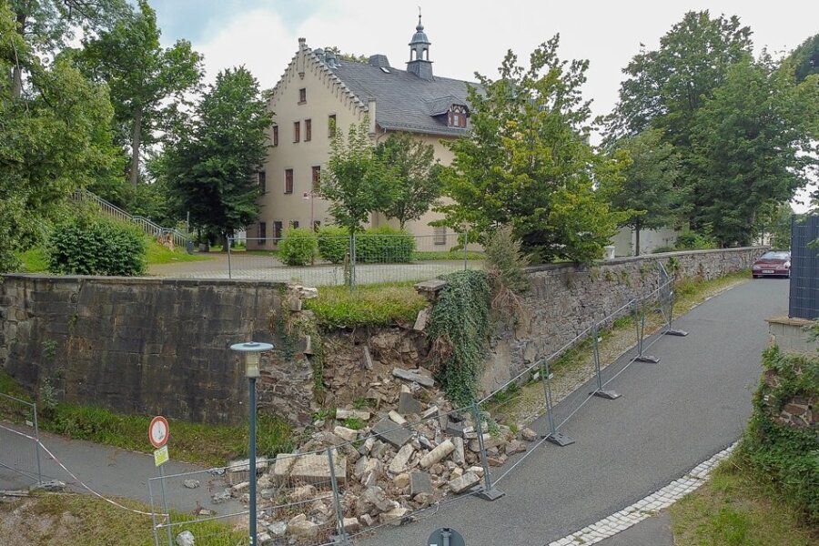 Die eingestürzte Ecke der Schlossmauer in Falkenstein. 