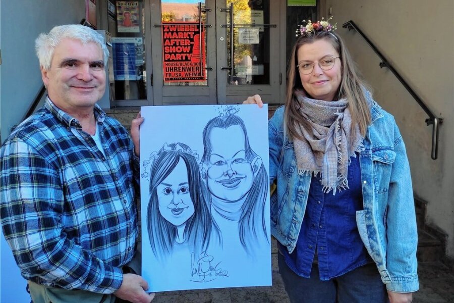 Falkensteiner Schnellzeichner braucht nur um die zwei Minuten für ein Porträt - Der Karikaturist Silvio Schlosser hat jüngst Petra Kellner und Töchterlein Frida auf seine ganz eigene Art porträtiert.