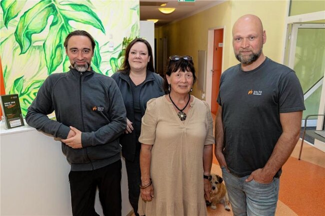 Falkensteiner Therapeuten kombinieren ihre Spezialgebiete und Angebote - Susanna Liebold (2. v. r.) hat das Salto Vital Zentrum übergeben an Ronny Quahs (l.), Susan Dämmig-Quahs und Ronny Liebold.