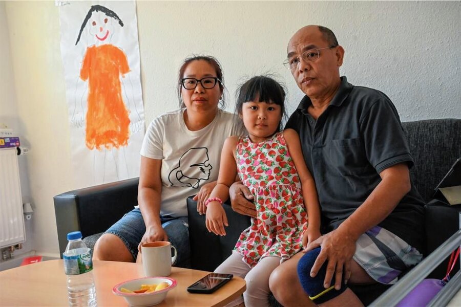 Fall Pham: Erneuter Antrag bei Härtefallkommission - Hoa Nguyen, Emilia Nguyen und Pham Phi Son in ihrer Wohnung. Ihre Perspektive in Deutschland ist ungewiss. 