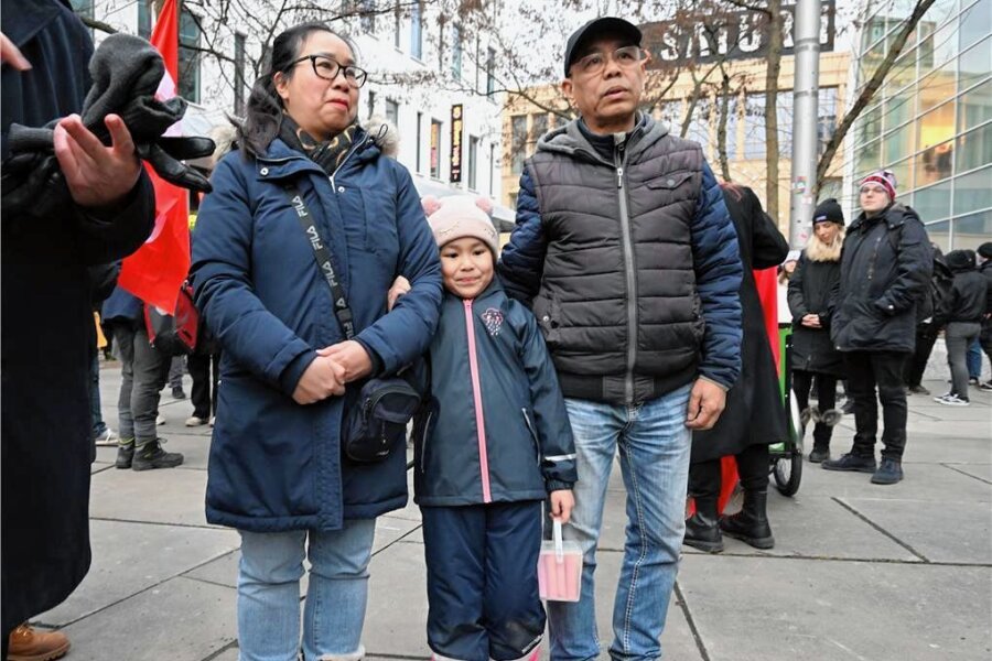 Fall Pham wird Thema für Chemnitzer Stadtrat - Hoa Nguyen, Emilia Nguyen und Pham Phi Son bei einer Solidaritätskundgebung für sie im Februar. 