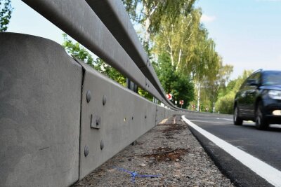 Falle für Motorradfahrer: Leitplanken in der Region zwischen Rochlitz und Freiberg sollen entschärft werden - Leitplanken sind für Autos gemacht. Hier ein Unterfahrschutz für Motorradfahrer an der B 175 nahe des Abzweiges nach Noßwitz. l