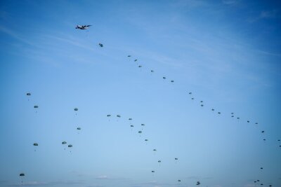 Fallschirmjägerübung: Nato übt Rückeroberung von Flughafen - Rund 1500 Fallschirmjäger nehmen an der "Swift Response"-Übung von der Nato teil.