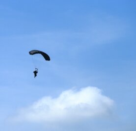 Fallschirmspringer bei Landung schwer verletzt - 