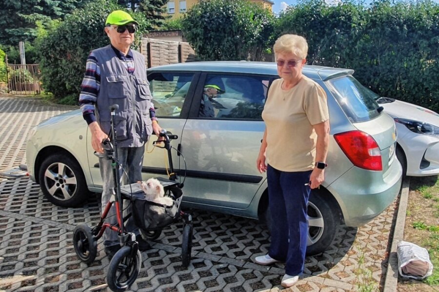 Falsch geparkt: Behörden ziehen durch - Günter Rauh (87), Ingrid Eschke (80) und Malteser-Hündin Bonny (14) in Mühltroff. Die Fahrt im Skoda Fabia nach Plauen ist immer etwas Besonderes. Die Tour am 2. Juli bereitet den Senioren bis heute Probleme. 