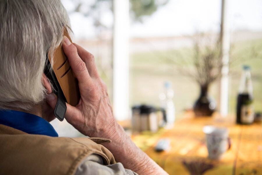 Falsche Geldanlage: Seniorin um 150.000 Euro betrogen - Eine Seniorin telefoniert mit ihrem Smartphone.