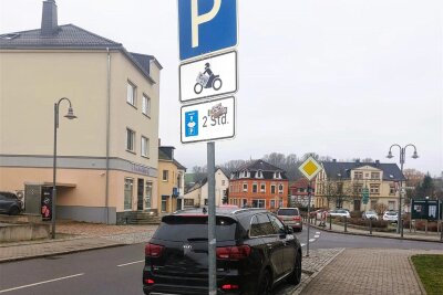 Falschparker in Eppendorf sollen künftig stärker kontrolliert werden - Auf dem Motorradstellplatz in Eppendorf stehen immer wieder Autos.
