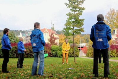 Falun-Gong-Gruppe lädt zum Treffen in Reichenbach ein - Falun-Gong-Übungen im Goethepark in Greiz. 