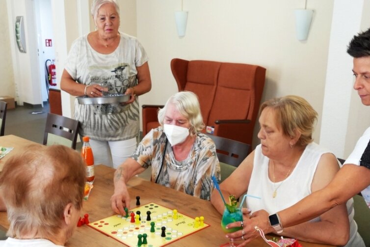 Familiäre Gemeinschaft beim Seniorentreff auf dem Mühlberg - Christine Falkowski (hinten) und Ines Bauer (rechts) sorgen beim Seniorentreff für gute Stimmung und gute Verpflegung. 
