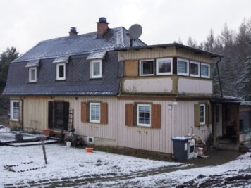 Familie aus Bad Elster kämpft mit den Folgen eines Hausbrandes - Das Holzhaus an der Straße Obere Reuth wurde im Jahr 1928 gebaut. 