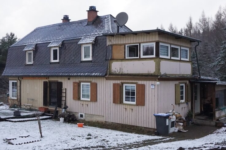 Familie aus Bad Elster kämpft mit den Folgen eines Hausbrandes - Das Holzhaus an der Straße Obere Reuth wurde im Jahr 1928 gebaut. 