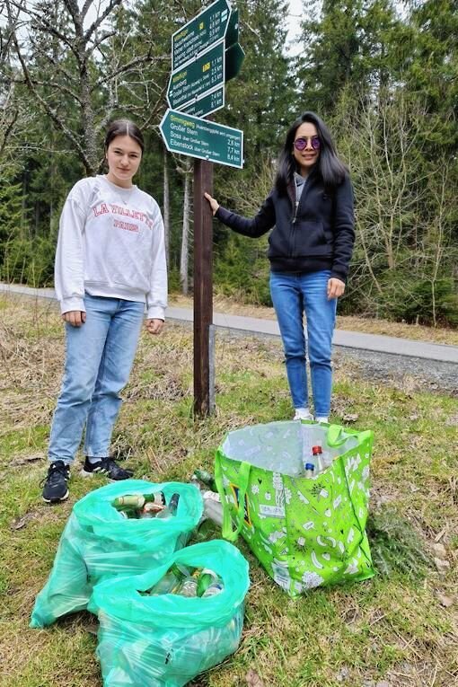 Familie aus Bayern beräumt Erzgebirgswald von Müll - Emilia (links) und Ravintira Gerstner mit dem gesammelten Müll.