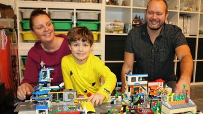 Familie aus dem Vogtland tritt bei großem Lego-Wettbewerb an - Eine Familie im Lego-Fieber: Arno und seine Eltern Stephanie Müller und Daniel Schaar bauen gerne gemeinsam im Keller ihres Hauses, wo Lego im Mittelpunkt steht. 