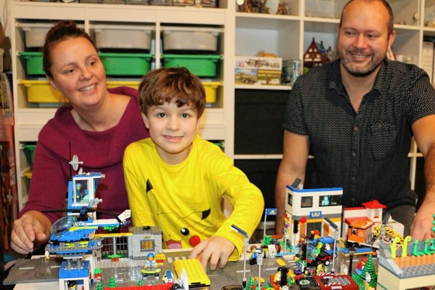 Familie aus dem Vogtland tritt bei großem Lego-Wettbewerb an - Eine Familie im Lego-Fieber: Arno und seine Eltern Stephanie Müller und Daniel Schaar bauen gerne gemeinsam im Keller ihres Hauses, wo Lego im Mittelpunkt steht. 