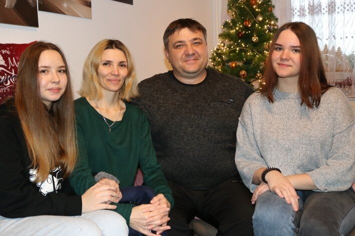 Familie aus Kasachstan fühlt sich in Zwickau wohl - Sie stand für den Fernsehsender Arte vor der Kamera - Familie Geist, die aus Kasachstan kommend in Zwickau ein neues Zuhause gefunden hat: Oxana und Alexey Geist mit den Töchtern Lisa (links) und Evelina. 