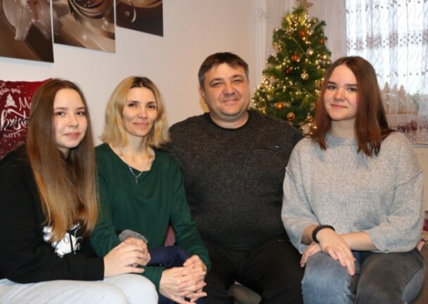 Familie aus Kasachstan fühlt sich in Zwickau wohl - Sie stand für den Fernsehsender Arte vor der Kamera - Familie Geist, die aus Kasachstan kommend in Zwickau ein neues Zuhause gefunden hat: Oxana und Alexey Geist mit den Töchtern Lisa (links) und Evelina. 